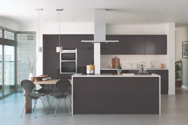 Lucente handleless kitchen in Gloss Anthracite, fitted room view