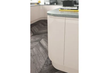 Lucente handleless kitchen in Gloss Cashmere, fitted room view