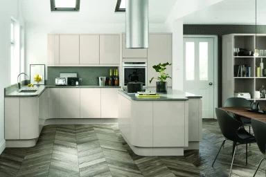 Lucente handleless kitchen in Gloss Cashmere, fitted room view (alternative view)