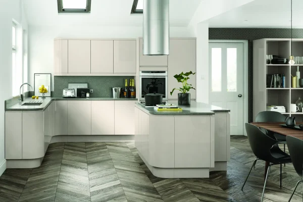 Lucente handleless kitchen in Gloss Cashmere, fitted room view (alternative view)