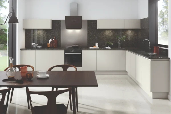 Lucente handleless kitchen in Matt Light Grey, fitted room view (alternative view)
