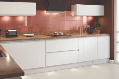 Lucente handleless kitchen in Matt White, fitted room view
