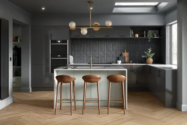 Zur kitchen in Supergloss Graphite, fitted room view